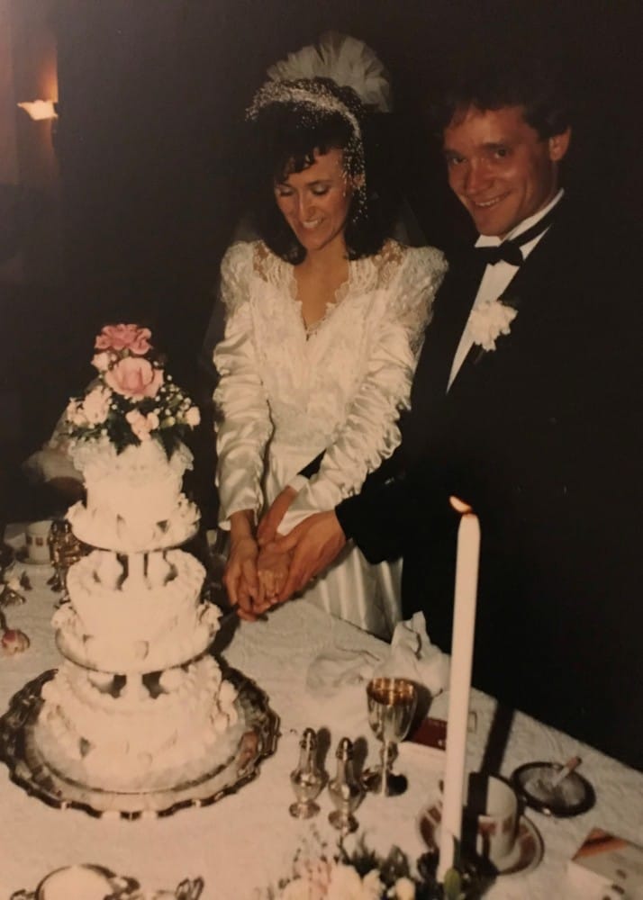 Cutting the wedding cake